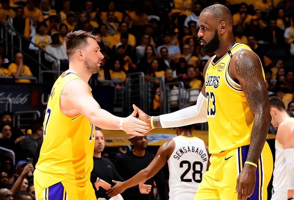 NBA季后赛总决赛紧张开启，强队拼尽全力争夺荣誉，稳步上升