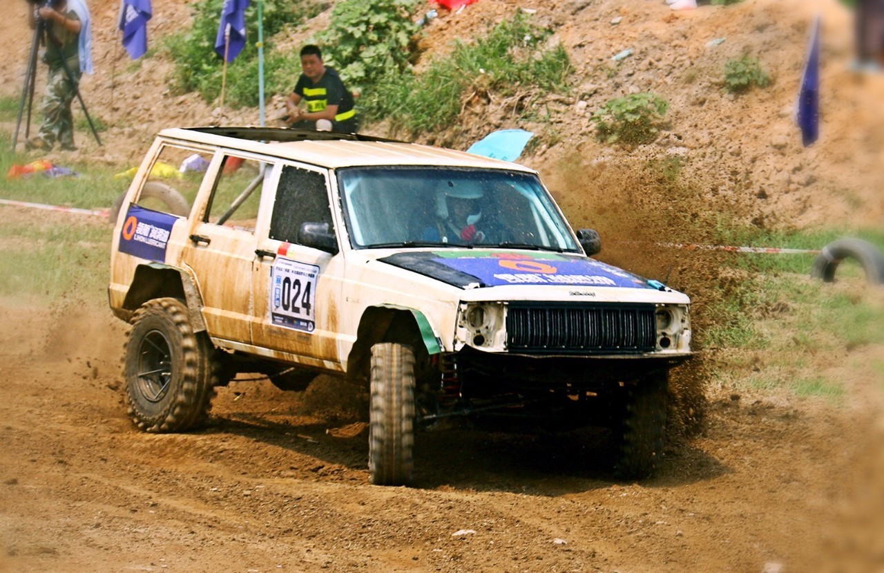 男子越野赛冠军产生，比拼激烈！，掌声雷动的简单介绍