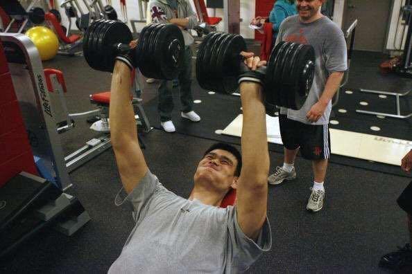 罗马中锋因腿部受伤长期休战,势不可挡 罗马中锋因腿部受伤长期休战,势不可挡