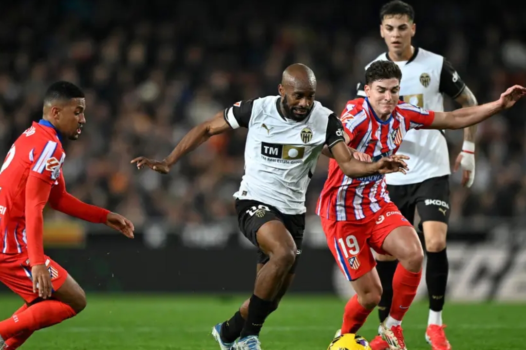 瓦伦西亚取胜收场，前锋破门得分，带领球队晋级，掌声雷动的简单介绍