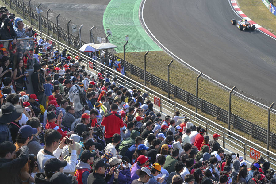 迈凯伦绝杀阿斯顿马丁,汉密尔顿点燃赛场 迈凯伦绝杀阿斯顿马丁,汉密尔顿点燃赛场